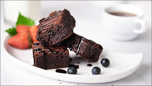 Bánh Brownie kết cấu mềm xốp, vị đắng hoà quyện cùng vị ngọt và phảng phất mùi hương nhẹ nhàng, quyến rũ.